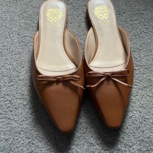 NWOT Vince Camuto tan leather with bow detail mule flats, size 9, never worn